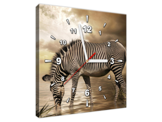 Dizajnové nástenné hodiny na plátne Zebra pri napájadle